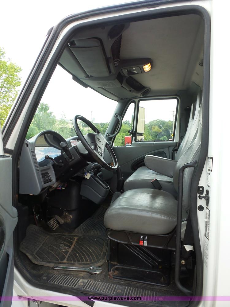 image for item BS9655 2005 International 4200 rollback truck