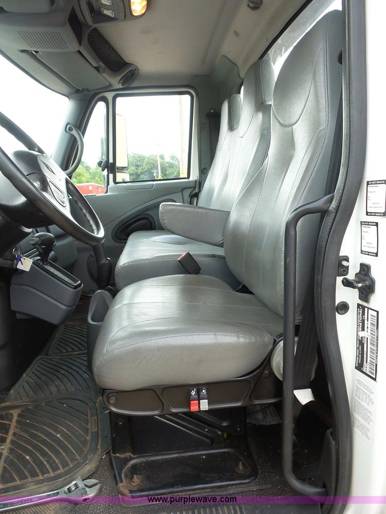 image for item BS9655 2005 International 4200 rollback truck