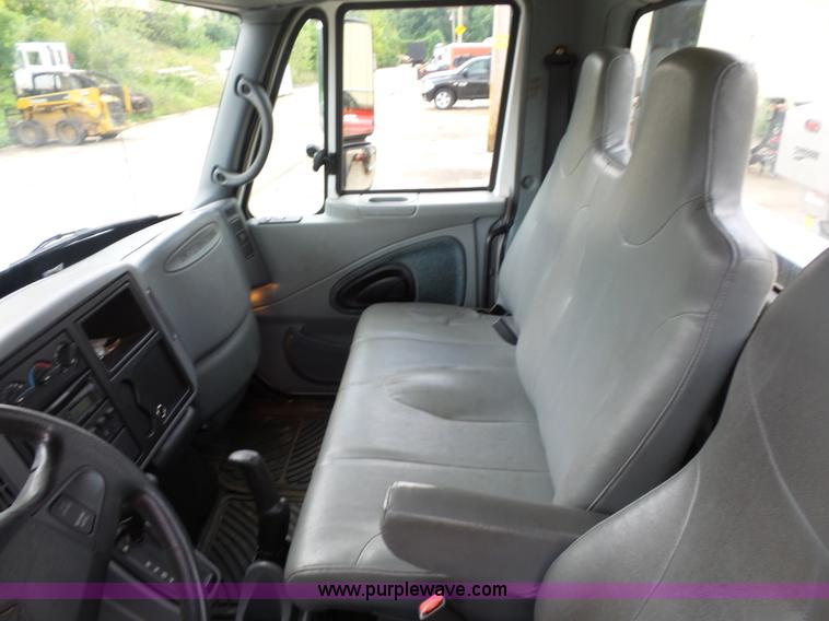 image for item BS9655 2005 International 4200 rollback truck