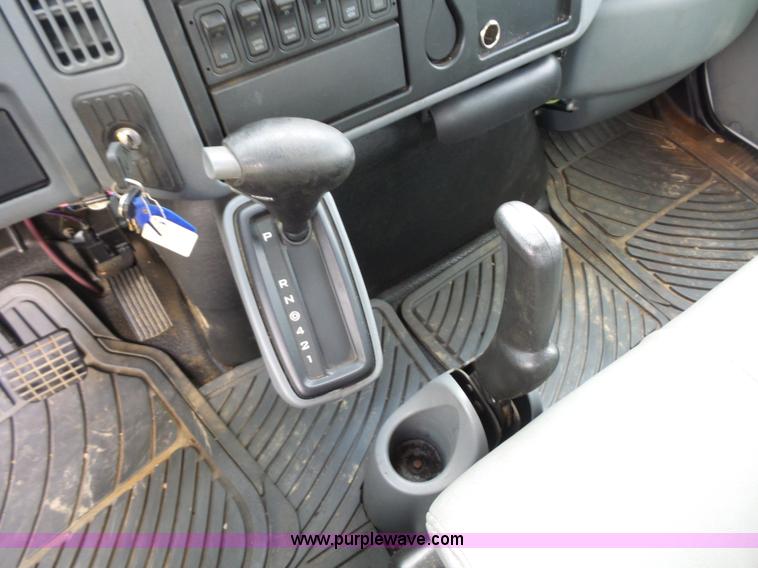 image for item BS9655 2005 International 4200 rollback truck