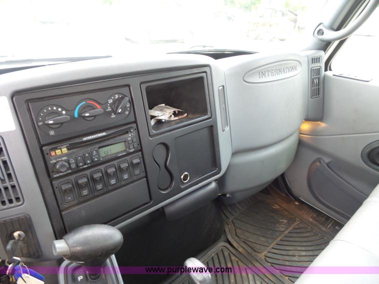 image for item BS9655 2005 International 4200 rollback truck