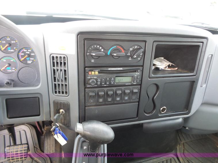 image for item BS9655 2005 International 4200 rollback truck