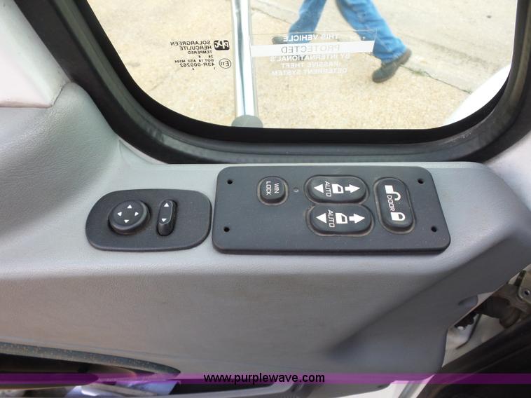 image for item BS9655 2005 International 4200 rollback truck