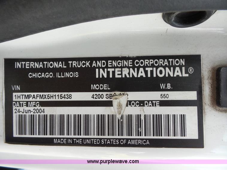 image for item BS9655 2005 International 4200 rollback truck