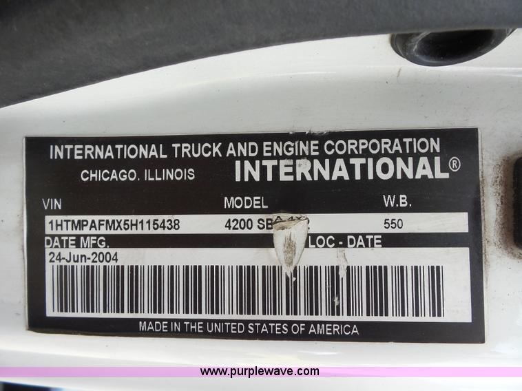 image for item BS9655 2005 International 4200 rollback truck