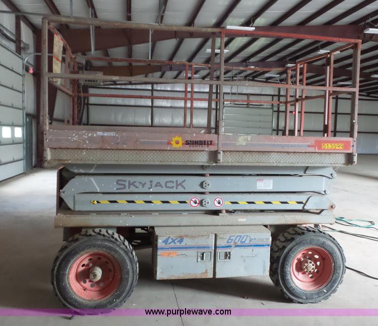 image for item BS9658 Skyjack SJ7027 scissor lift