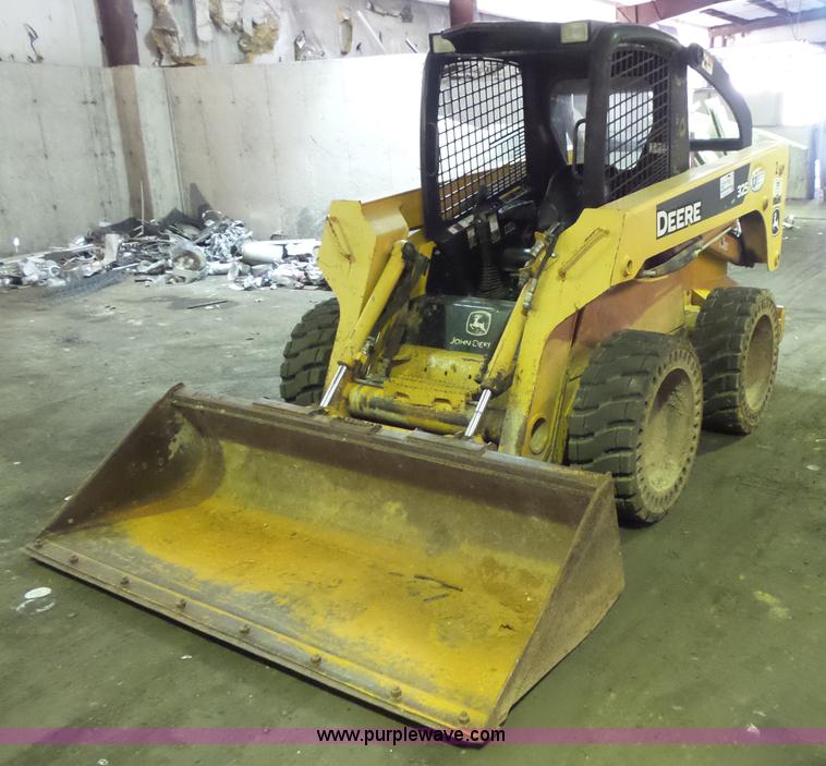 image for item L3514 2005 John Deere 325 skid steer