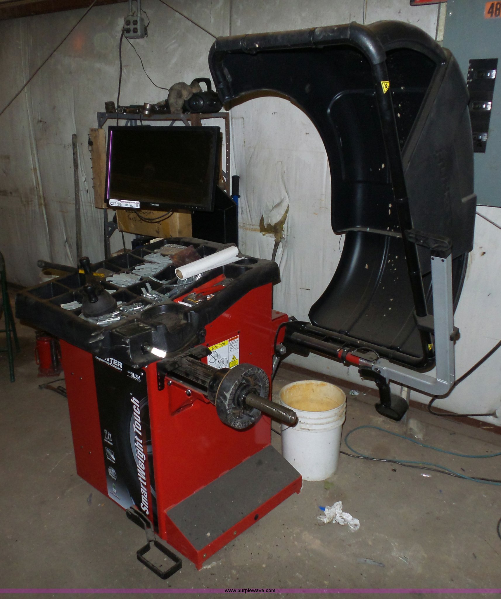 Hunter Engineering Company Smart Weight touch tire balancing machine in High Ridge, MO Item