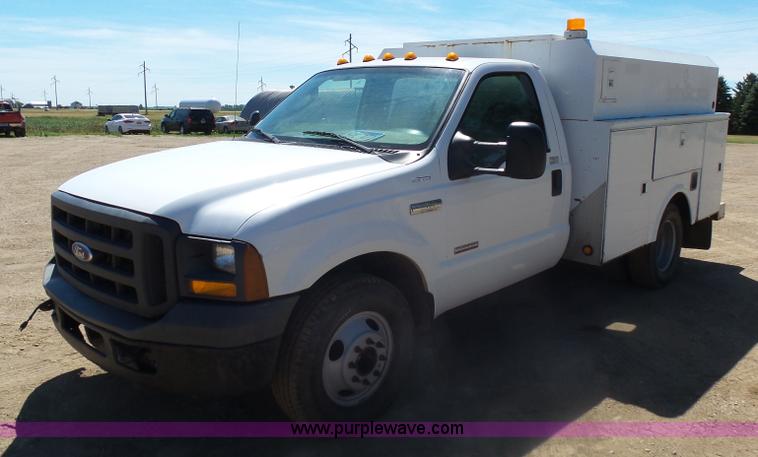 image for item AL9140 2005 Ford F350 Super Duty utility truck