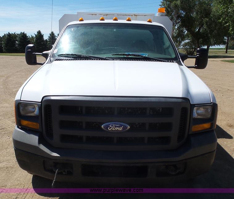 image for item AL9140 2005 Ford F350 Super Duty utility truck