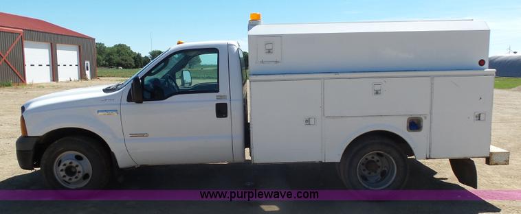 image for item AL9140 2005 Ford F350 Super Duty utility truck