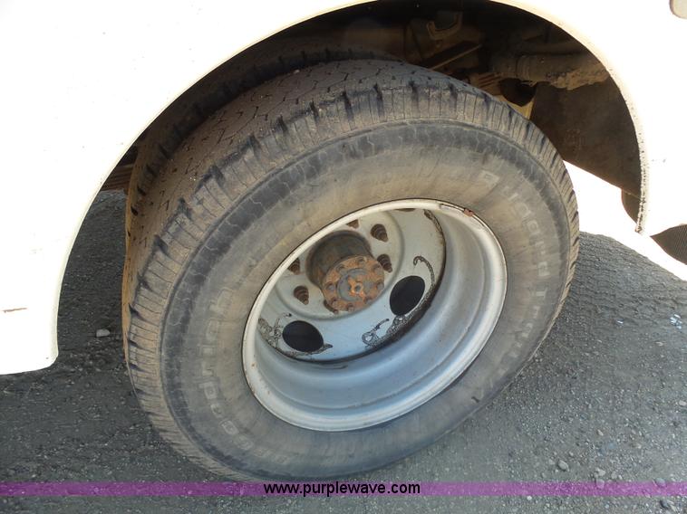 image for item AL9140 2005 Ford F350 Super Duty utility truck