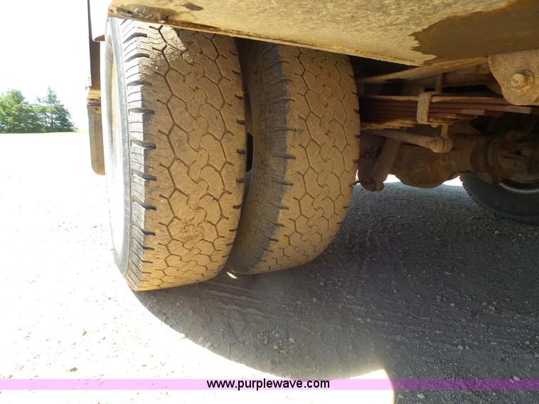 image for item AL9140 2005 Ford F350 Super Duty utility truck