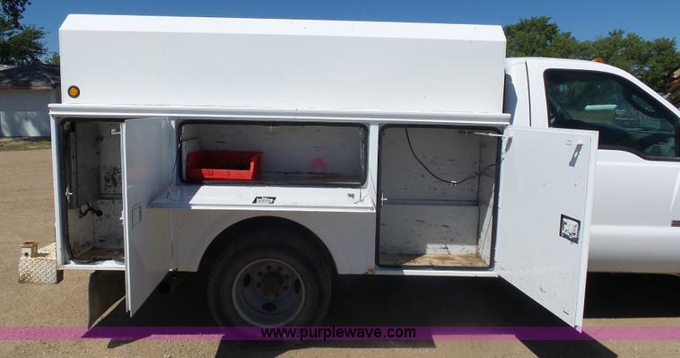image for item AL9140 2005 Ford F350 Super Duty utility truck