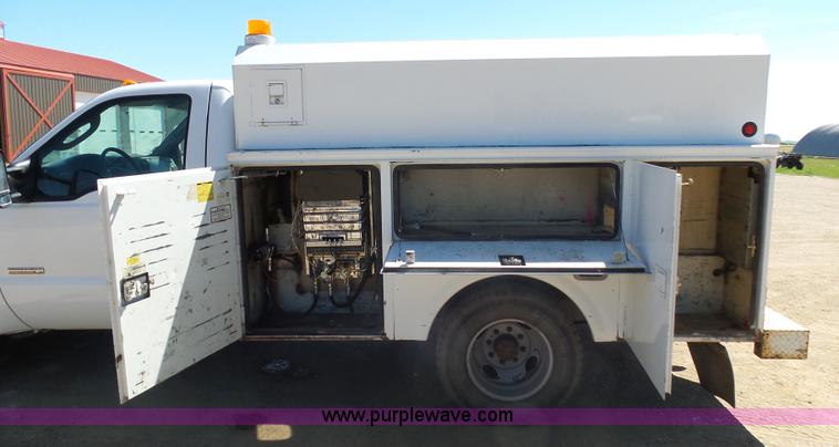 image for item AL9140 2005 Ford F350 Super Duty utility truck