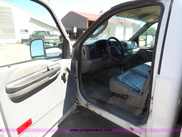 image for item AL9140 2005 Ford F350 Super Duty utility truck