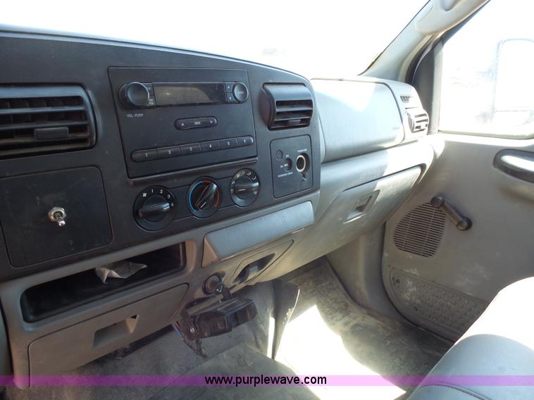 image for item AL9140 2005 Ford F350 Super Duty utility truck