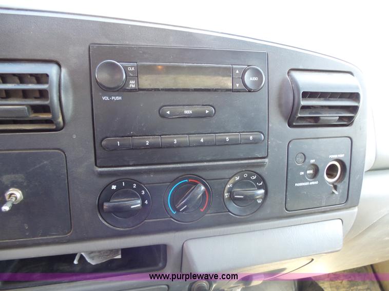 image for item AL9140 2005 Ford F350 Super Duty utility truck