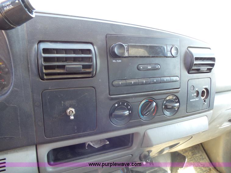 image for item AL9140 2005 Ford F350 Super Duty utility truck