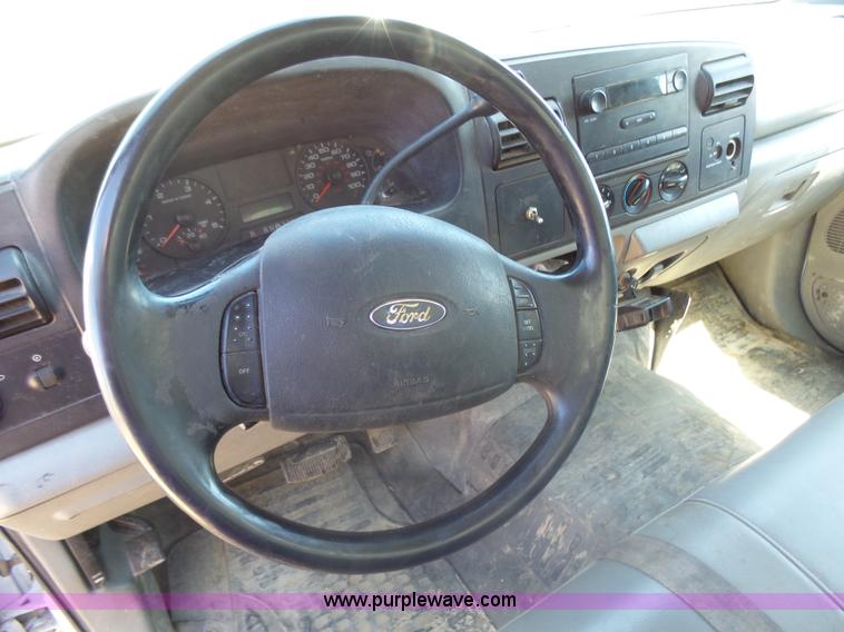 image for item AL9140 2005 Ford F350 Super Duty utility truck