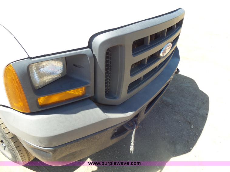 image for item AL9140 2005 Ford F350 Super Duty utility truck