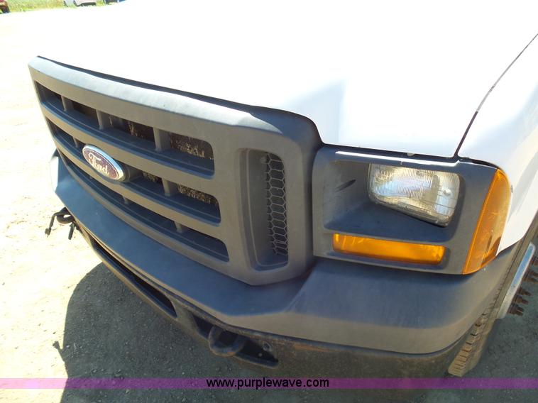 image for item AL9140 2005 Ford F350 Super Duty utility truck