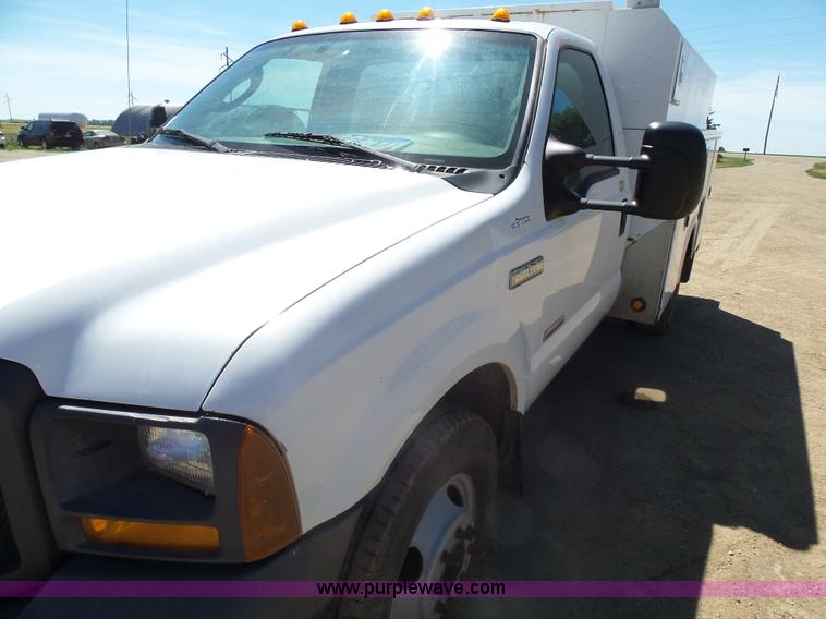 image for item AL9140 2005 Ford F350 Super Duty utility truck