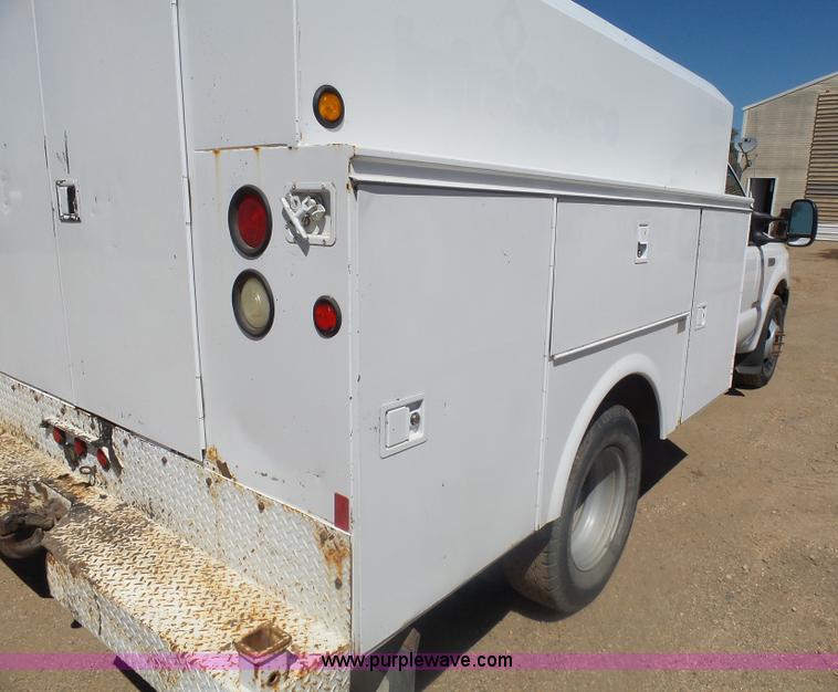 image for item AL9140 2005 Ford F350 Super Duty utility truck