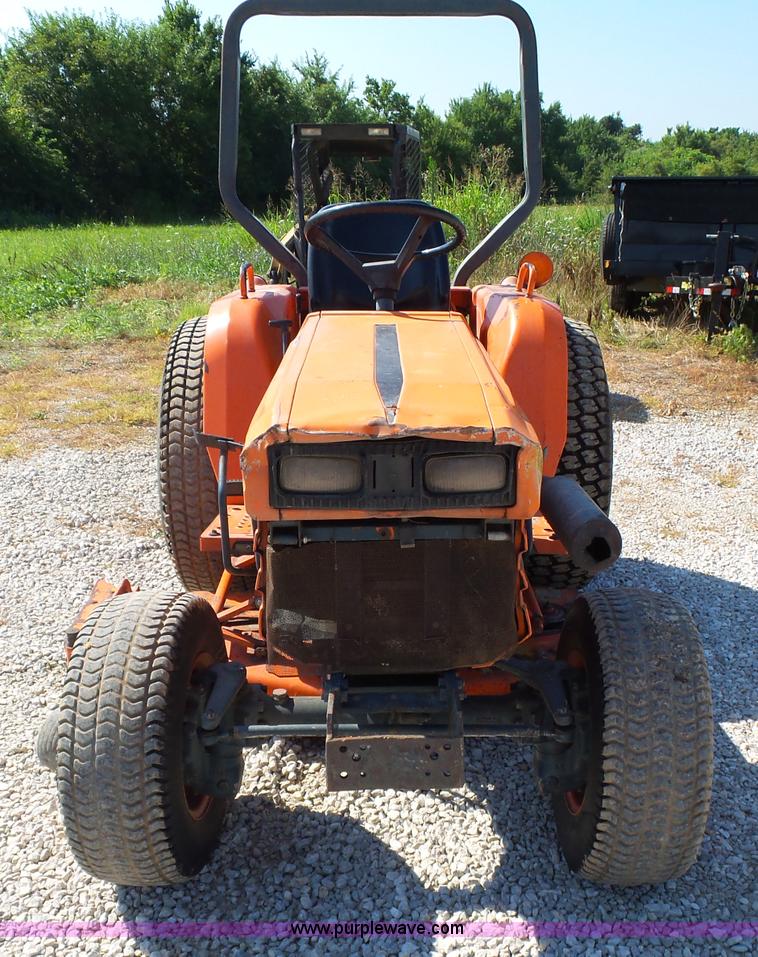 image for item BM9696 Kubota B9200 MFWD tractor