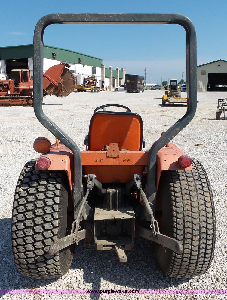image for item BM9696 Kubota B9200 MFWD tractor