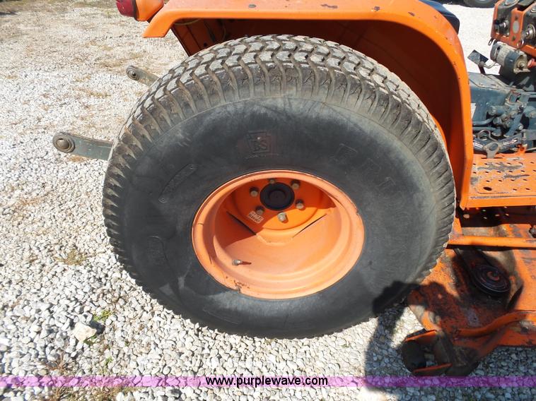 image for item BM9696 Kubota B9200 MFWD tractor