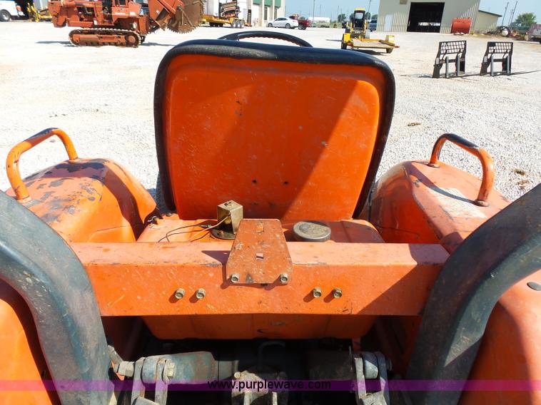 image for item BM9696 Kubota B9200 MFWD tractor