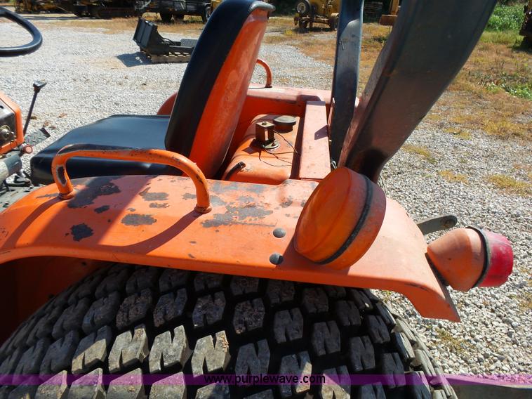 image for item BM9696 Kubota B9200 MFWD tractor