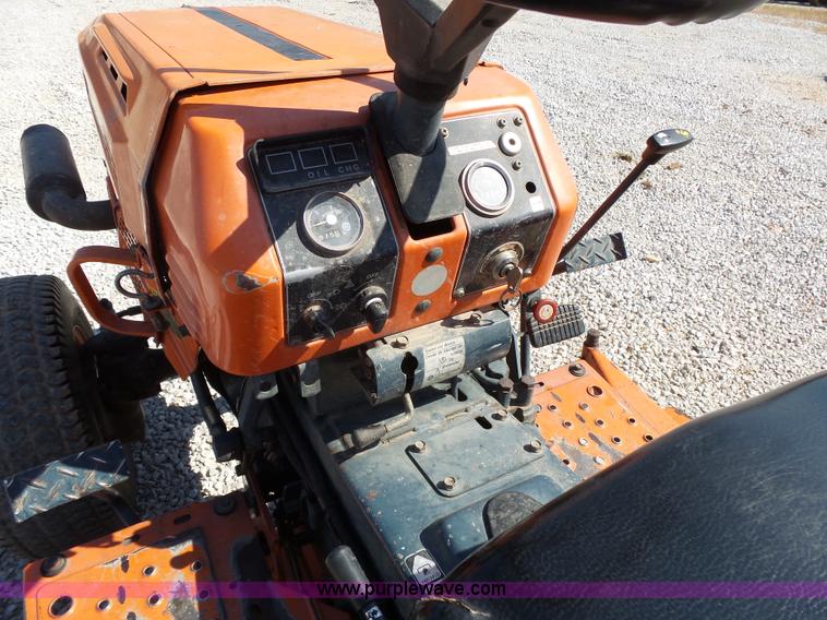 image for item BM9696 Kubota B9200 MFWD tractor