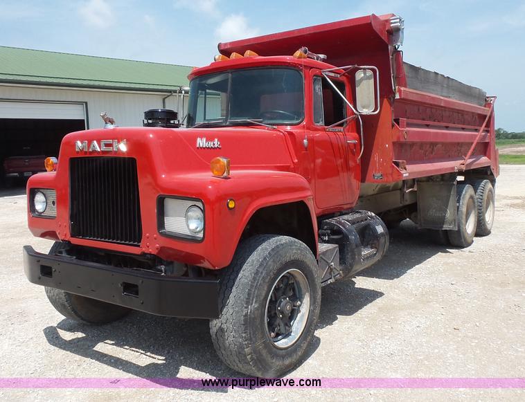 image for item BS9827 1990 Mack RD600K dump truck