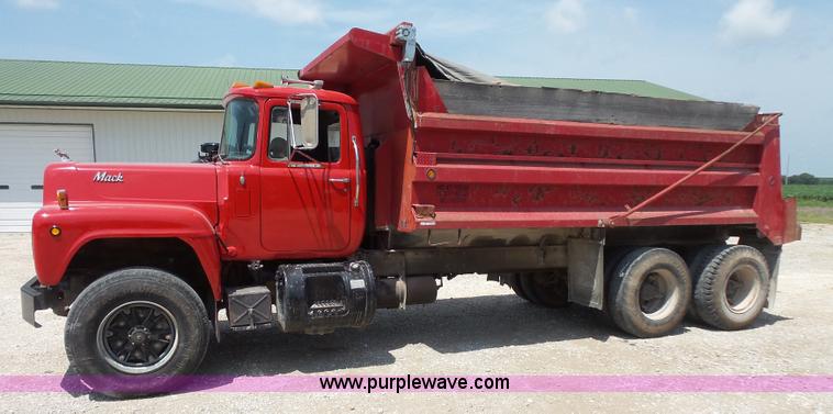image for item BS9827 1990 Mack RD600K dump truck