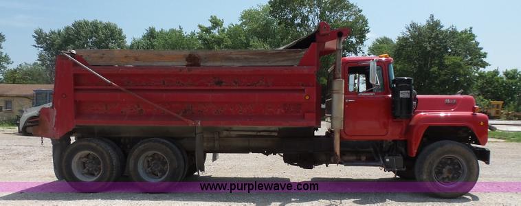 image for item BS9827 1990 Mack RD600K dump truck