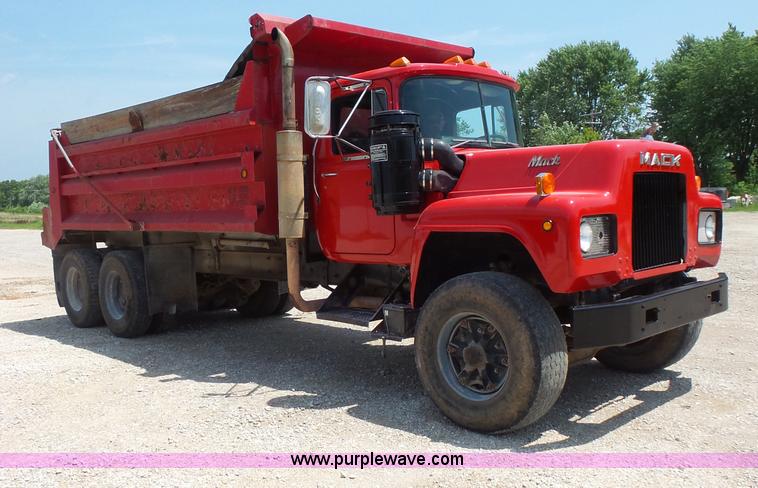 image for item BS9827 1990 Mack RD600K dump truck