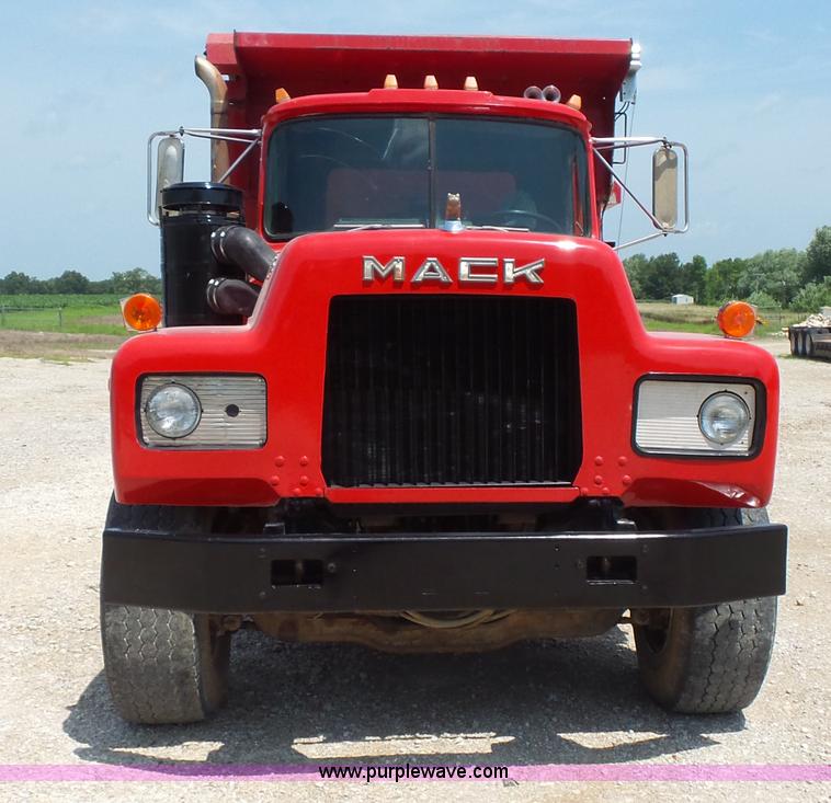 image for item BS9827 1990 Mack RD600K dump truck