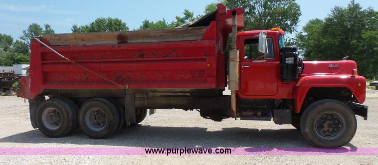 image for item BS9827 1990 Mack RD600K dump truck