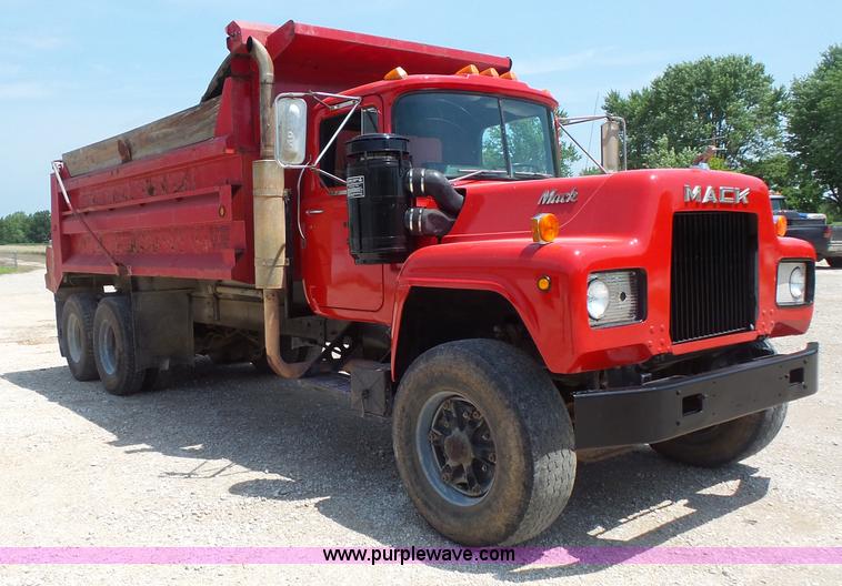 image for item BS9827 1990 Mack RD600K dump truck