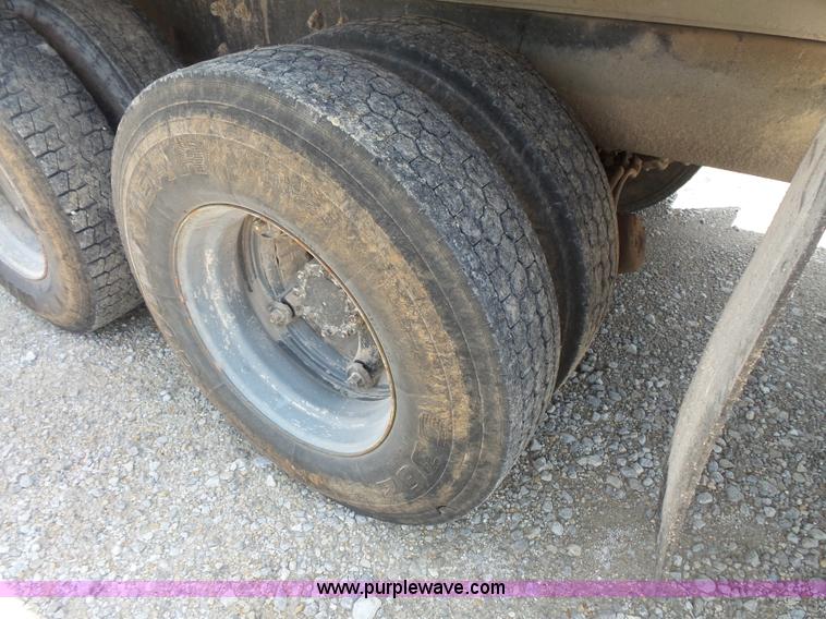 image for item BS9827 1990 Mack RD600K dump truck