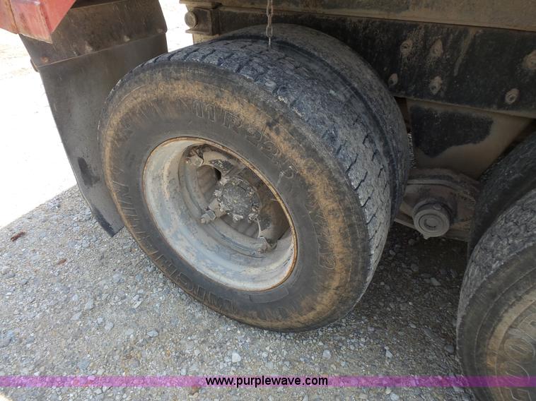 image for item BS9827 1990 Mack RD600K dump truck