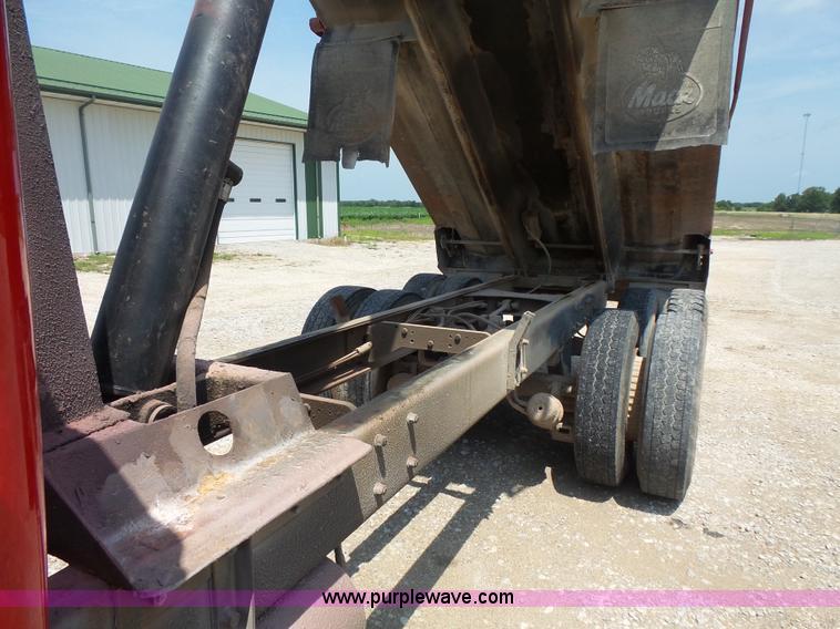 image for item BS9827 1990 Mack RD600K dump truck