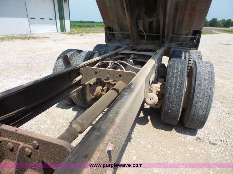 image for item BS9827 1990 Mack RD600K dump truck