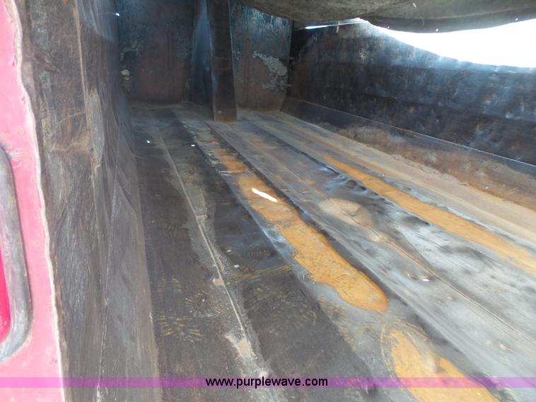 image for item BS9827 1990 Mack RD600K dump truck