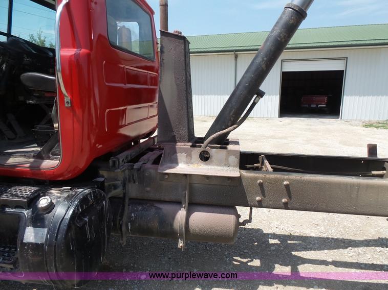 image for item BS9827 1990 Mack RD600K dump truck