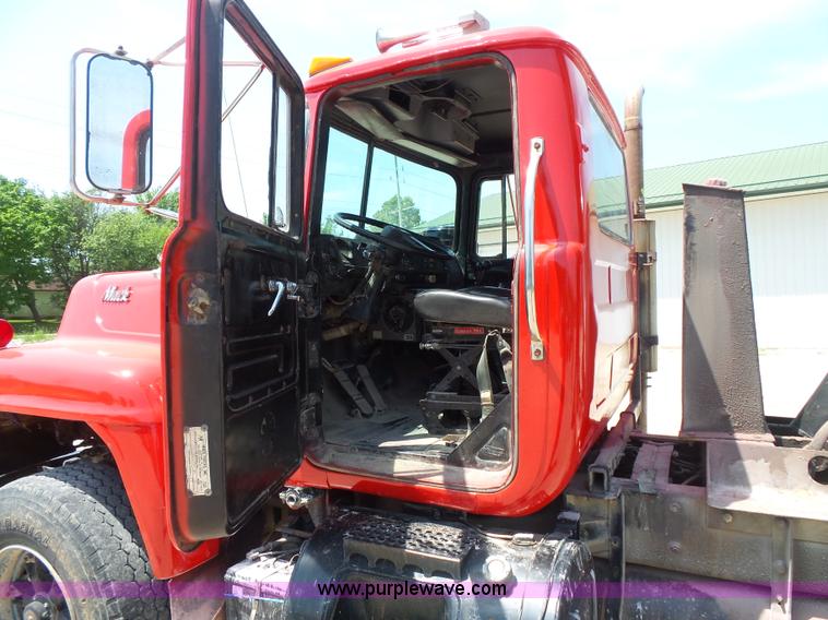 image for item BS9827 1990 Mack RD600K dump truck