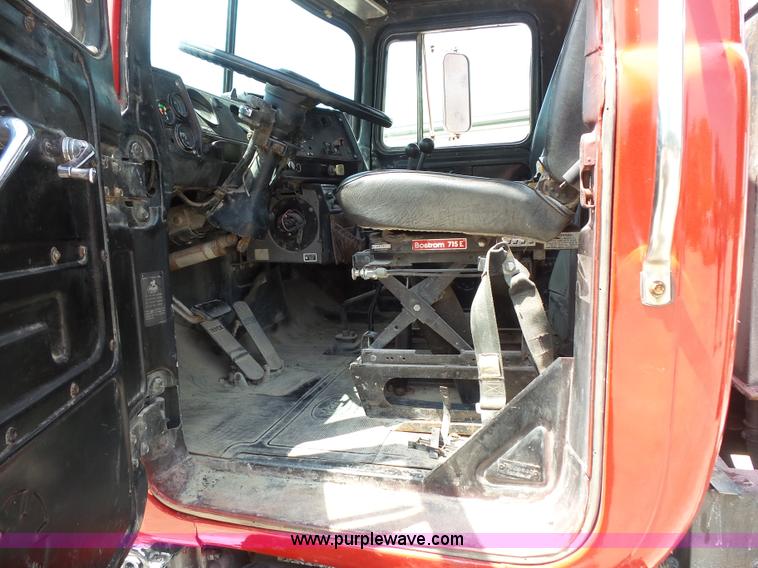 image for item BS9827 1990 Mack RD600K dump truck