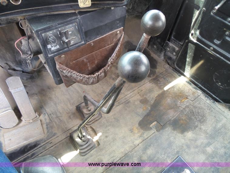 image for item BS9827 1990 Mack RD600K dump truck